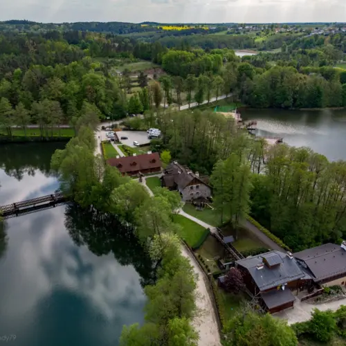 Hotellkomplex mitt i vatten och skog