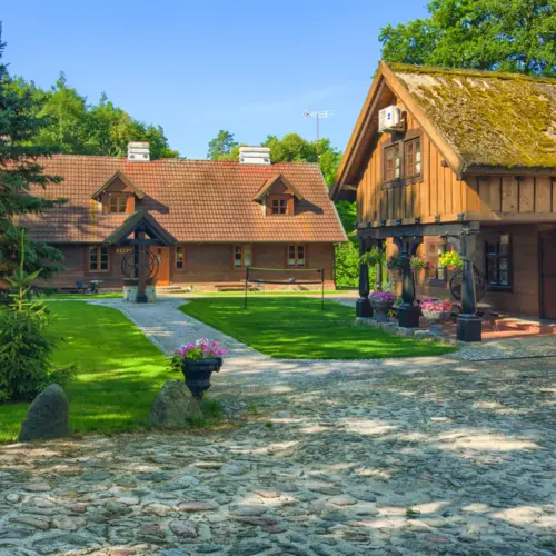 Grön gård och träbyggnader