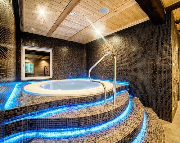 Jacuzzi i wellnessavdelningen på Hotel Dworek Wapionka